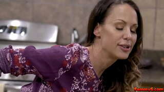 Hot brunette wahine Mckenzie Lee tiki i etahi DNA i te kuao whängai, me te hanga ia ia te cum Hot brunette wahine Mckenzie Lee tiki i etahi DNA i te kuao whängai, me te hanga ia ia te cum