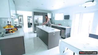 چھوٹی چوچیان سنہرے کھانا پکاتی ہیں اور اس کے لباس گندا ہو جاتا ہے.وہ اسے صاف کرنے کے لئے یہ اور سوتیلے بیٹے ہو جاتا ہے ایک boner.وہ دیتا ہے اس کے چہرے پر اور ایک bj اور بھاڑ میں جاؤ ہے