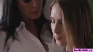 Cadence Lux ในที่สุดก็มีเซ็กซ์กับ MILF เขาได้แผ่ขยายการก่อการร้า Foxxs เปียกจิ๋ม