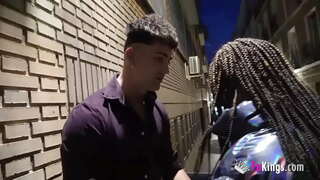 Бринета ексхибиционист добива drilled со роговиден пријателе