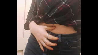 Dziewczyna z Dużymi cyckami Zmysłowo Odgrywa Cipki w Toalecie podczas Podróży Dziewczyna z Dużymi cyckami Zmysłowo Odgrywa Cipki w Toalecie podczas Podróży