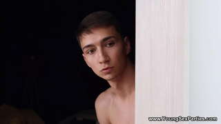 Молоді секс-вечірки - Дивіться, як вони зовсім безумовно стрибають на його обличчі та члені.