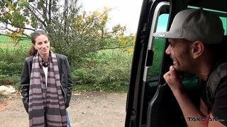 Rastit Babe Mbulua me Jizz në një Backseat