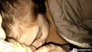 Manéhna bangun na stepdaughter nyusu cock-na, sarta manéhna teu ngawadul.