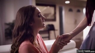 Na adolescencia cambia rapidamente a hora da reunión da data a súa irmá ten con unha rapaza, ela coñeceu en liña.Ela modifica-se a ollar como o seu irmá e mostra-se ifo súa datas casa.Ela manipula a rapaza en sexo