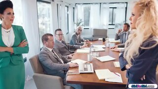 Busty milf businesswomen moadto sa ulo ngadto sa ulo sa panahon sa usa ka boardmeeting.Ang ubang mga negosyante sa pagkuha sa ingon nga sa madali kutob sa ilang mahimo.Sa katapusan sa milfs adunay lawak alang sa ilang mga kaugalingon ug sa pagsugod sa paghalok ug motila sa usag usa