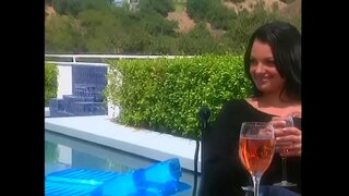 Init nga nagpatik katahum uban raven buhok magtental dude kauban sa patyo sa pagkuha sa mas dako nga diskwento sa panahon sa pagpalit sa balay