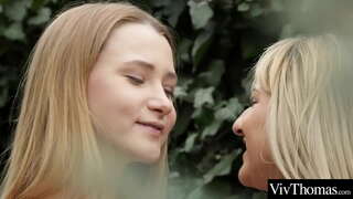 Seksikäs teini tyttöystäviä nuolla toistensa märkä pussies