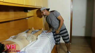 ONA PŘEDSTÍRÁ, ŽE