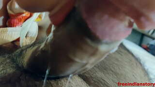 Desi indian dziewczyna robi loda swojemu chłopakowi w pokoju hotelowym z wyraźnym głosem w języku hindi